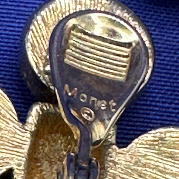 VTG 1980s Monet Mod White Cabochon Clip Earrings - Picture 6 of 11